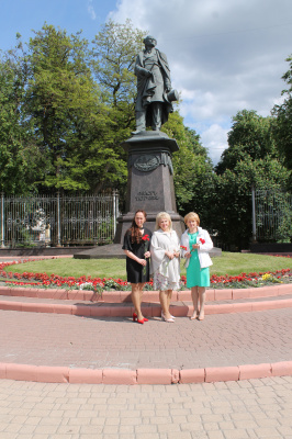 Церемония возложения цветов к памятнику Ф. И. Тютчеву